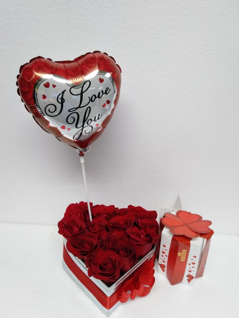 12 Rosas en Caja Corazn, Bombones Heidi Bouquet de 140 Grs y Globito 